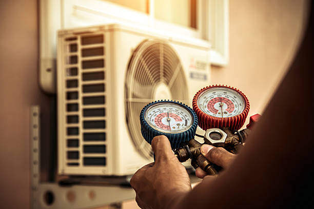 Professional Hvac technician working in Garden City, MI